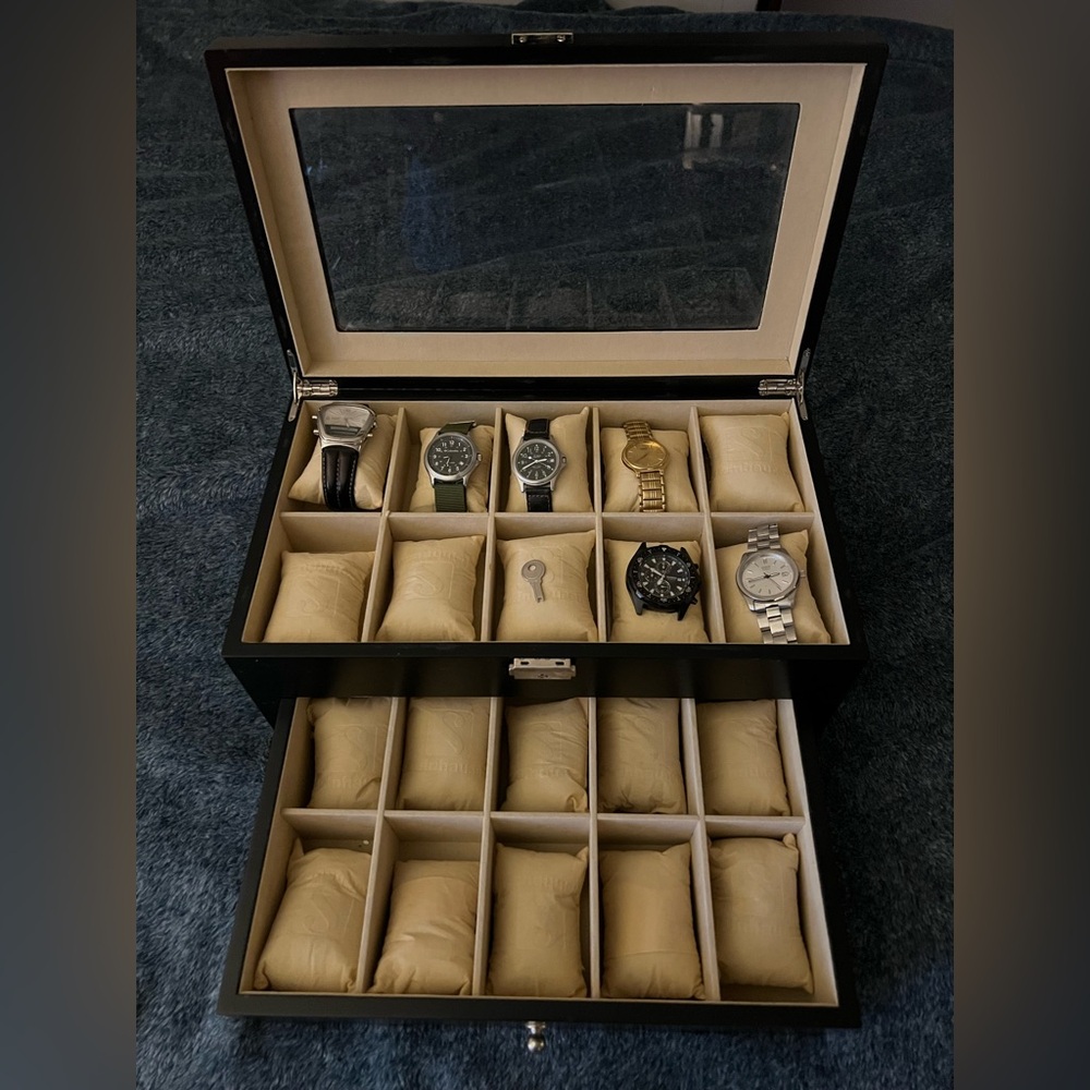 Watch case, with key, color black, with 6 watches. Displays 20 watches.